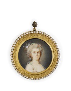 Comtesse Diane de Polignac、デコルテの白いドレス、花とペパーミントグリーンのリボン、上向きのパウダーヘア、パールネックレスとイヤリング（スプリットパールボーダーの金色の金属フレームにアイボリーの水彩画） 作： Claude Jean Baptiste (attr. to) Hoin