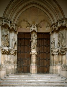 シャンモールのシャルトルーズの門の風景。スルター・クラウス（1350年頃～1405年頃）が製作した5つの彫刻（聖母、ブルゴーニュ公爵夫妻、洗礼者聖ヨハネ、聖マーガレット）で飾られています。1386-1401年 ディジョン（ゴールド・コート 作： Claus Sluter