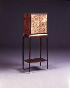 ジュエリーキャビネット、c.1925（マカッサルエボニー＆ツーリングレザー）（422636も参照） 作： Clement Mere