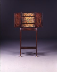 ジュエリーキャビネット、c.1925（マカッサルエボニー＆ツーリングレザー）（422637も参照）