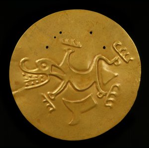 クロコダイル付きディスク胸筋、西暦300〜 1550年（打ち出しおよび打ち出し金） 作： Coclé Gran