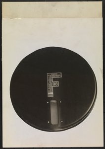 蓄音機のレコードを切り出したり、マスキングして白紙の背景を作る「Feaster Film Feed Machine」。 作： Company Byron