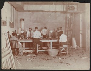 カールトン・モーション・ピクチャー社のフィルムラボラトリー、男性5人と女性1人がフィルムのスプライシングなどをしている様子、ニューヨーク