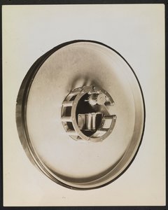 蓄音機用フィルム供給機 "Feaster Film Feed Machine "の内部構造、切り抜きやマスキングで空白の背景を作る