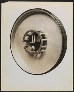 蓄音機用フィルム供給機 "Feaster Film Feed Machine "の内部構造、切り抜きやマスキングで白紙の背景を作る 作： Company Byron