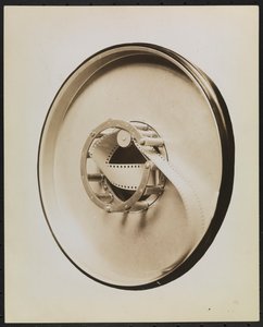 蓄音機用フィルム供給機 "Feaster Film Feed Machine "の内部構造、切り抜きやマスキングで白紙の背景を作る