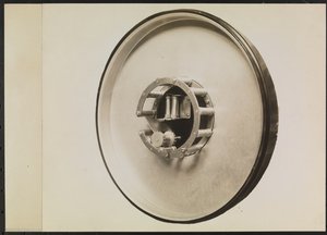 蓄音機用フィルム供給機 "Feaster Film Feed Machine "の内部構造、切り抜きやマスキングで空白の背景を作る 作： Company Byron