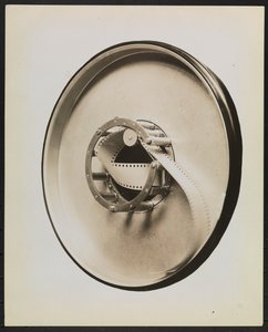 蓄音機用フィルム供給機 "Feaster Film Feed Machine "の内部構造、切り抜きやマスキングで空白の背景を作る