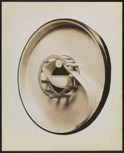 蓄音機用フィルム供給機 "Feaster Film Feed Machine "の内部構造、切り抜きやマスキングで空白の背景を作る