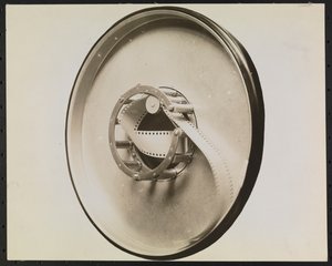 蓄音機用フィルム供給機 "Feaster Film Feed Machine "の内部構造、切り抜きやマスキングで空白の背景を作る