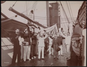 シャンパンと葉巻で乾杯する士官と乗組員（S.S. "Umbria "の甲板にて、1897年頃（モノクロ写真