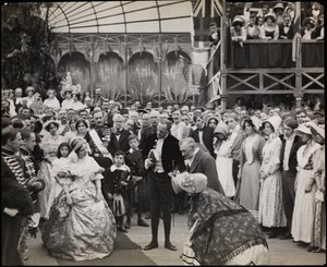 映画「Sixty Years a Queen」のスチール写真（1914年頃）（モノクロ写真 作： Company Byron