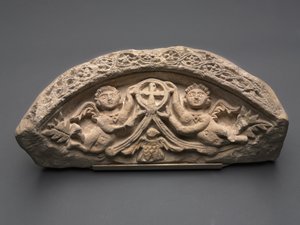 ペンダントクロスを支える2人の天使のルネット、400年代（石灰岩 作： Coptic