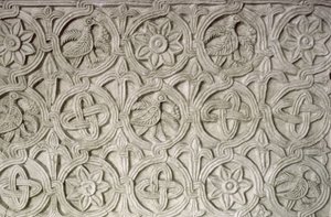 彫刻が施されたスクリーンの詳細、9〜10世紀（石の彫刻） 作： Croatian School