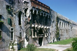 ポルタアウレアのあるディオクレティアヌス宮殿の北壁、AD 300 作： Croatian School