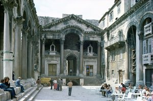ディオクレティアヌス宮殿のペリスタイル、AD 300 作： Croatian School