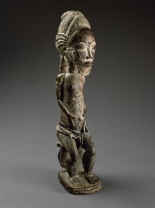 自然の精霊（asie usu）」コートジボワール 19世紀後半（木材、犠牲物、綿布、ビーズ 作： Culture Baule
