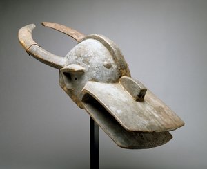 灌木牛（ヴァラ社会）の兜の仮面 サハラ以南のアフリカ、西スーダン 19世紀後半 (木材、犠牲物、金属、釘、動物皮) 作： Culture Chamba