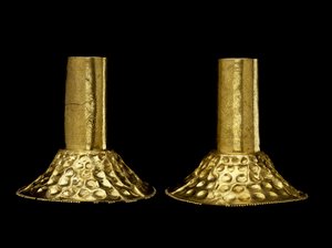 統治者やシャーマンが身につける一対の耳飾り 作： Culture Chimu