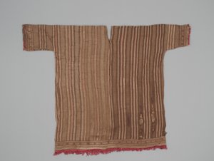 袖付きチュニック、1300～1470年頃（綿とラクダの繊維 作： Culture Chimu