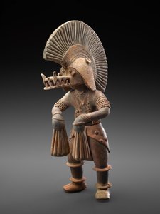 ワニの兜をかぶった踊り子 紀元前300年～紀元後300年 （ポリクローム顔料の痕跡がある土器 作： Culture Colima