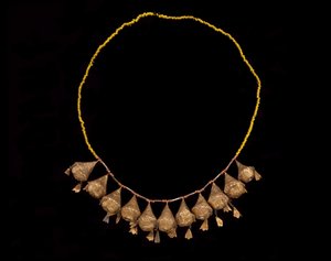 王冠のヘッドバンド、19世紀後半から20世紀初頭（金、珊瑚、ガラスビーズ） 作： Culture Minangkabau