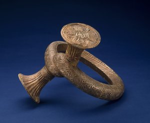 頭飾り、19世紀後半または20世紀初頭（金のシートと木材） 作： Culture Minangkabau
