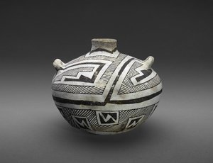 階段状と縞模様のデザインのジャー（オラ） 作： Culture Mogollon