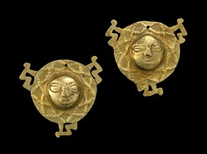 耳飾りのペア、西暦600〜 1600年（ゴールド） 作： Culture Nariño