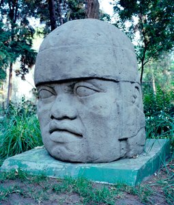 プレコロムビア文明：オルメカの巨人の頭部。紀元前10〜7世紀。メキシコパーク・ミュゼ・ド・ラ・ヴェント 作： Culture Olmec