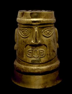 シカン風の目と牙で神を描いたビーカー、西暦800〜 1350年（金） 作： Culture Sicán
