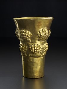 ウミギク、軟体動物の真っ赤な殻、西暦800〜 1350年（槌で打たれた金）を描いたビーカー 作： Culture Sicán