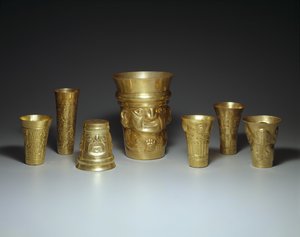 ビーカー、900～1100年（金 作： Culture Sicán