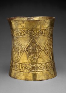王冠は、儀式の杖を持っている支配者または神々を描いています、800-1350 AD（槌で打たれて追いかけられた金） 作： Culture Sicán