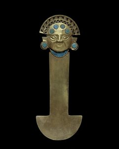 Tumi Knife、800-1375 AD（ターコイズの象眼細工が施されたハンマー、チェイス、フィリグリーゴールド） 作： Culture Sicán