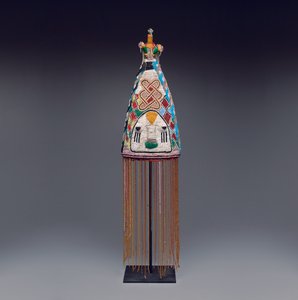 王冠（ade）、19世紀後半から20世紀初頭（ガラスビーズ、布、かご細工、繊維）