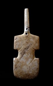 キクラデス諸島のアート。パロス島の大理石製の偶像「バイオリンの形をした彫像」。紀元前3000年。キクラデス文明（～3200 a～2000）アテネス、国立考古学博物館 作： Cycladic