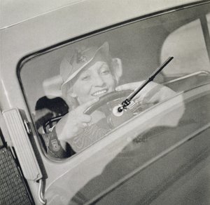 運転する女性、1930年代頃（グラビア）