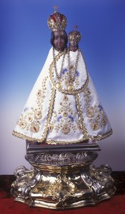 SvatáHoraの聖母マリア像（木、金属、布） 作： Czech School