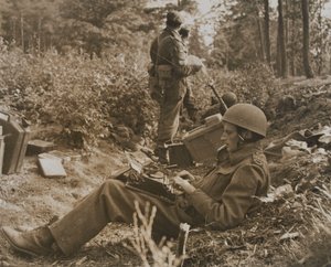 特派員のアラン・ウッドが伝票を打ち込む 作： D.M. Sgt. Smith