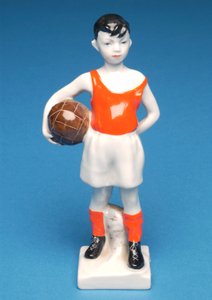 サッカーをしているデンマークの少年（セラミック） 作： Danish School