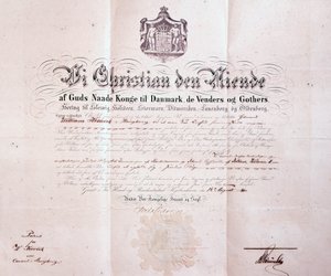 1880年に中国の香港でデンマーク領事にウィリアムケズウィックを任命したデンマークのクリスチャンIXによって署名された特許 作： Danish School