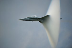 戦闘機のベーパーコーン 作： 