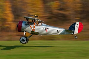 離陸するヴィンテージの複葉機 作： 