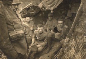 第一次世界大戦中の塹壕の兵士のグループ 作： Dario Gentilini