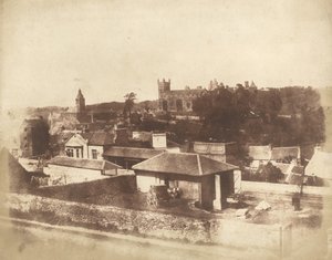 鉄道駅から見たリンリスゴー、市庁舎、聖ミカエル教会、宮殿、1843-184 作成者: David Octavius Hill、Robert Adamson。