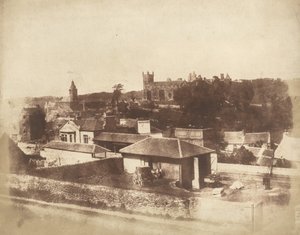 鉄道駅から見たリンリスゴー、市庁舎、聖マイケル教会、宮殿（1843-1847年）（写真）。 作： デビッド・オクタビウス・ヒル