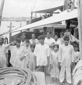 セイロン島コロンボに停泊中のインド船コティア型ダウ船「カリミ号」（1938年）の船長と乗組員。 作： David Watkin Waters