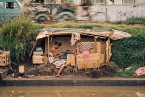 下水溝沿いの段ボール小屋。インドネシア、ジャカルタ。