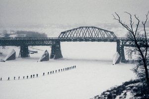 シベリア、ノヴォシビルスク、オブ川、ソ連、雪の中、凍ったオブ川を徒歩で渡る学生たち、1976年冬（写真）。 作： ディーン・コンガー